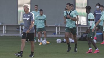 Pellegrini, junto a algunos jugadores durante un entrenamiento. 