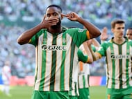 Real Betis' Congolese forward #11 Cedric Bakambu celebrates scoring the opening goal during the Spanish league football match between Real Betis and Rayo Vallecano de Madrid at Benito Villamarin Stadium in Seville on February 21, 2026. (Photo by CRISTINA QUICLER / AFP)