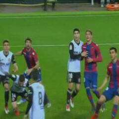 Medié Jiménez anuló un gol legal a Coke: Paulista empujó a Gayá