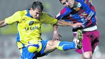 <b>UN SEGURO DE VIDA. </b>Juanpa intenta despejar un balón ante la peligrosa presencia de Geijo, autor del segundo gol visitante.