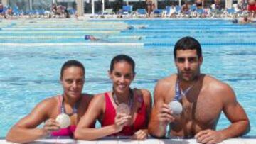 Los deportistas Jennifer Pareja, Ona Carbonell y Marc Minguells muestran las medallas del Mundial de Natación 2013 de Barcelona.