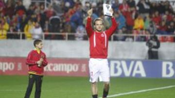 Rakitic ofreció a la afición del Sánchez Pizjuán el premio de la LFP al mejor jugador de enero.