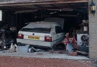 Un ingeniero de jets compró un coche nuevo y lo encerró 38 años en un granero: ahora vuelve a ver la luz