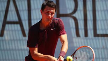 Bernard Tomic devuelve una bola a Fabio Fognini durante el partido entre ambos en el Mutua Madrid Open.