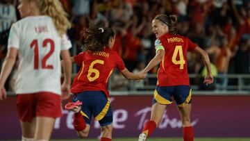 SANTA CRUZ DE TENERIFE, 04/06/2024.- La defensora de la selección de España Irene Paredes (d) celebra con Bruna Vilamala su gol, durante el partido clasificatorio para la Eurocopa 2025 que los combinados femeninos de España y Dinamarca disputan este martes en Santa Cruz de Tenerife. EFE/Ramón de la Rocha
