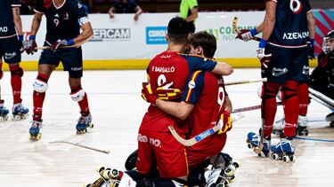 Abrazo de la Selección Española de hockey patines durante el Mundial 2024.