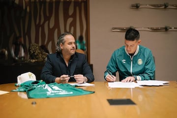 James Rodríguez firma con el León.