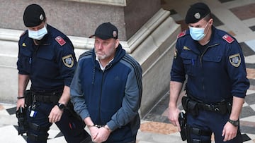 El doble campe¨®n de judo Peter Seisenbacher, a su llegada a un tribunal de Viena para un juicio.