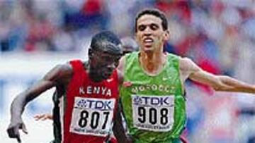 <b>UNA TRETA QUE FUE DECISIVA.</B> Llegaban a la meta Eliud Kipchoge e Hicham El Guerrouj igualadísimos cuando el atleta keniano frenó al marroquí con su mano izquierda, foto de arriba. Fue una treta que desequilibró a El Guerrouj y decidió la carrera: sólo cuatro centésimas separaron al astuto vencedor del sorprendido perdedor.