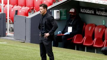 El entrenador del Atlético de Madrid, el argentino Diego Simeone, durante el partido ante el Athletic de Bilbao correspondiente a la jornada 28 de Liga de Primera División, la primera tras el parón por la pandemia del coronavirus, dis