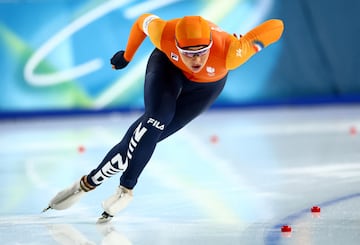 Jutta Leerdam confirmó que los neerlandeses son imbatibles en el patinaje de velocidad. Ganó con solvencia los 1,000 metros y sumó también una plata en los 500 m. Por si fuera poco, estableció un récord olímpico al colgarse el oro. Festejó el logro junto a su prometido, el controversial boxeador Jake Paul. 