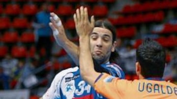 <b>ATAQUE INFRUCTUOSO. </b>Balic (Portland) intenta superar a Ugalde.