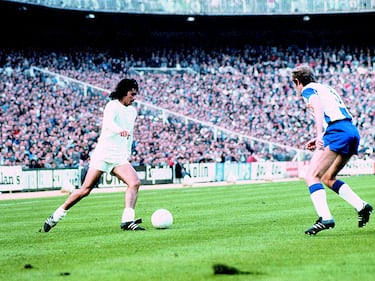 Delantero centro | Rendimiento: 85 partidos y 12 goles | Palmarés: tres Ligas. 