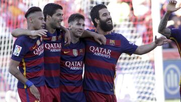 Neymar, Luis Suárez, Messi y Arda, en Granada, después del tercer gol conseguido por los azulgrana y que les dio el título de Liga.