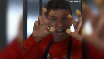 Müller dejo los guayos por un sartén, también luce como chef