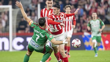 Lucas Boyé y Lander Olaetxea disputan el balón.