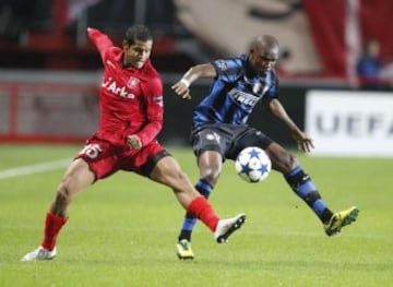 En la temporada 2010-2011, fue Roberto Rosales quien debutó en esta competición con el Twente de Holanda. 