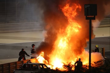 El piloto francés de Fórmula 1 Romain Grosjean sufrió un impresionante accidente durante el Gran Premio de Bahréin donde consiguió escapar de las llamas tras estrellarse con un quitamiedos en el circuito. 

