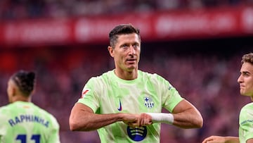 BILBAO, 25/05/2025.- El delantero polaco del Barcelona Robert Lewandowski (c) celebra tras marcar el segundo gol de su equipo durante el partido de la última jornada de LaLiga EA Sports, entre el Athletic Club y el FC Barcelona, este domingo en el estadio de San Mamés. EFE/ Javier Zorrilla