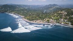 Playa del Sunzal, El Salvador, con olas rompiendo, vista desde el aire y desde el mar. Olas que ser&aacute;n la sede del Mundial de surf de la ISA, preol&iacute;mpico de los Juegos ol&iacute;mpicos de Tokio. 