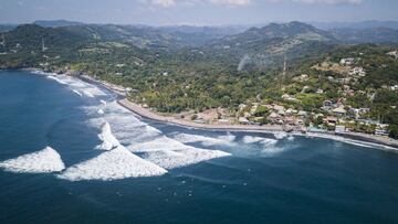 Playa del Sunzal, El Salvador, con olas rompiendo, vista desde el aire y desde el mar. Olas que serán la sede del Mundial de surf de la ISA, preolímpico de los Juegos olímpicos de Tokio.