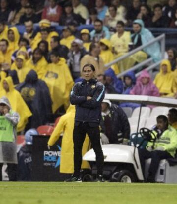 Así se vivió tanto en la cancha como en la cancha la rivalidad entre Águilas y Pumas la noche del sábado en el Azteca.
