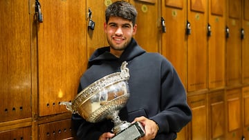 Carlos Alcaraz, con el trofeo de campeón de Roland Garros 2025.