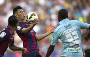 El delantero del Barcelona, Munir El Haddadi, controla el balón con el pecho ante el defensa francés del Granada, Dimitri Foulquier.