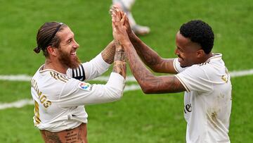 Sergio Ramos y &Eacute;der Milit&atilde;o se saludan en un partido del Real Madrid.