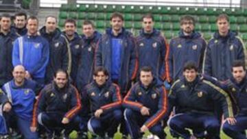 <b>MIRANDO AL FUTURO. </b>Arriba, de izquierda a derecha: Diego, Óscar de Paula, Vivar Dorado, Javi Moreno, César Martín, Diego Tristán, Hernán Solari, José Manuel Colmenero, Toni Velamazán, Óscar Vales, Albert Celades, Fernando Morientes, Gerard López, José Luis Santamaría, Iván Helguera y Mariano Moreno, uno de los profesores del curso de entrenadores de la FEF. Abajo, de izquierda a derecha: Julio Llorente, Enrique Andrés Samper, Bolo, Felipe Guréndez, Toñito, Miguel Ángel Angulo, Josico, Albert Luque y Juan Velasco.
