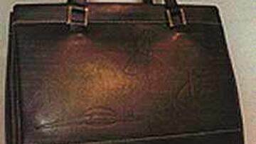 FIRMAS INSERTADAS EN PIEL. Como se puede apreciar en la imagen, las firmas están insertadas en la misma piel del bolso.