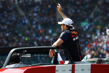 Cadillac tira pedrada a Red Bull tras firmar a Checo Pérez 