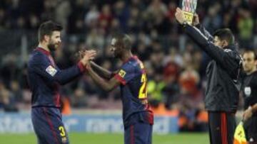 Abidal sustituyó a Piqué.