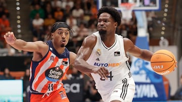 El jugador del Leyma Coruña, Taylor y el del Real Madrid, Feliz, durante el encuentro correspondiente a la primera jornada de la liga Endesa.