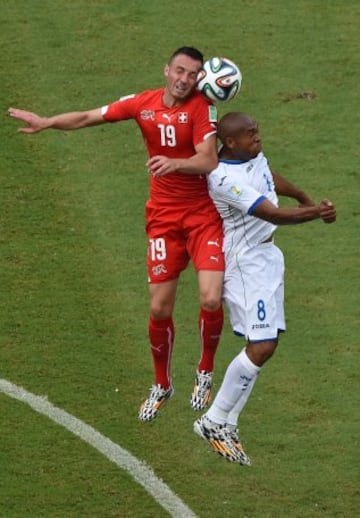 Wilson Palacios y Josip Drmic.