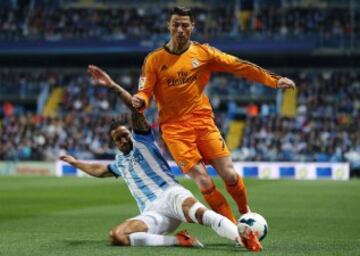 El defensa argentino del Málaga Marcos Alberto Angeleri (i) efectúa una entrada al delantero portugués del Real Madrid Cristiano Ronaldo, durante el partido de la jornada vigésima octava de la Liga de Primera División que se disputa esta noche en el estadio de La Rosaleda.