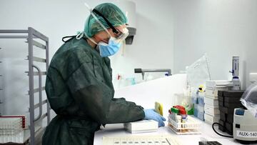 An&agrave;lisi de proves de PCR per detectar la pres&egrave;ncia del coronavirus a la seu del Laboratori Clinic de l&#039;ICS a Girona. Imatge cedida el 19 de juny del 2020 (Horitzontal)