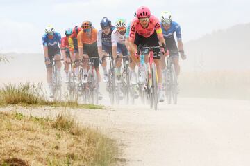 Anthony Turgis de Team TotalEnergies, Neilson Powless de Team EF Education - EasyPost y Javier Romo Oliver de Movistar Team compiten en la escapada pasando por un sector de gravilla.