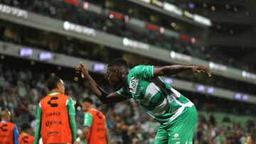 Harold Preciado festeja su gol en contra de Tijuana.