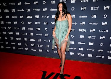 Charli XCX posa en la alfombra roja de los 50º Festival Internacional de Cine de Toronto.