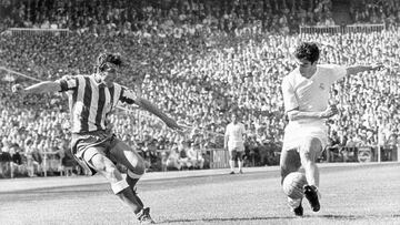 Ufarte centra ante Sanch&iacute;s en un Madrid-Atl&eacute;tico en el Bernab&eacute;u. Al fondo, Gento.
 