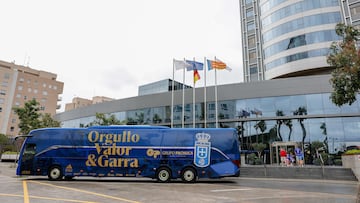 El autobús del Oviedo, en la puerta del hotel donde se aloja el equipo en Valencia, hasta el que se acercaron aficionados llegados desde Asturias (David González)