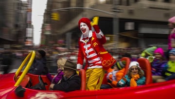 Ronald McDonald en un desfile de acción de gracias de Macy's en Nueva York.