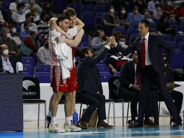 Pedro Mart¨ªnez y el banquillo del Baxi Manresa celebran la victoria.