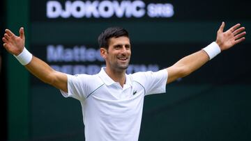 Novak Djokovic en su celebraci&oacute;n tras ganar Wimbledon 2021.