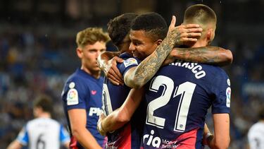 Reinildo abraza a Correa y Carrasco tras el 0-2 en el Real Sociedad-Atlético