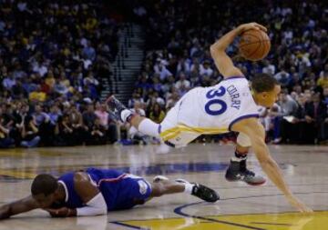 Stephen Curry pasa por encima de Chris Paul.