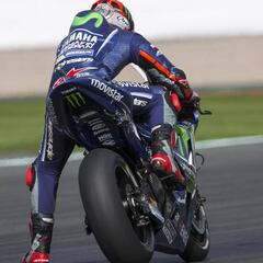 Maverick recupera sensaciones y golpea primero en Silverstone