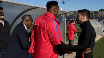 Yerry Mina saluda a la plantilla del Barcelona