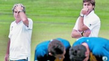 <b>UNA ARDUA TAREA. </b>Feliciano di Blasi y Mauricio Pochettino deberán levantar a partir de hoy la moral de un equipo conmocionado por el adiós de su capitán y amigo.